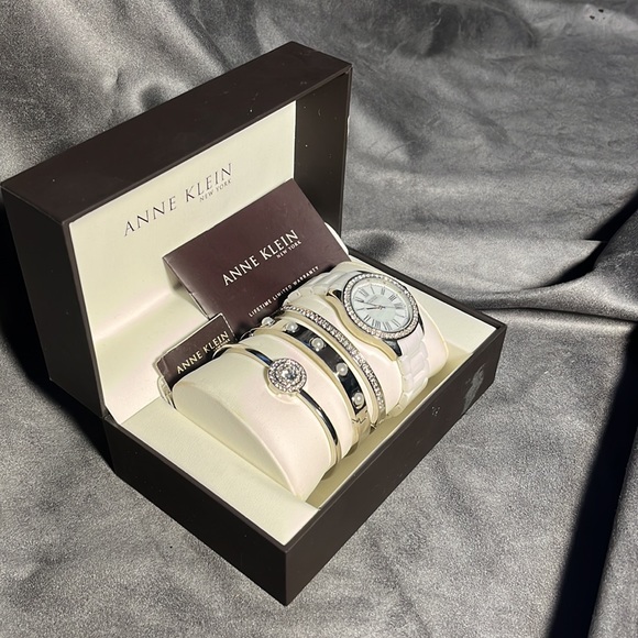🪩 Anne Klein elegant Watch and bracket set 🪩